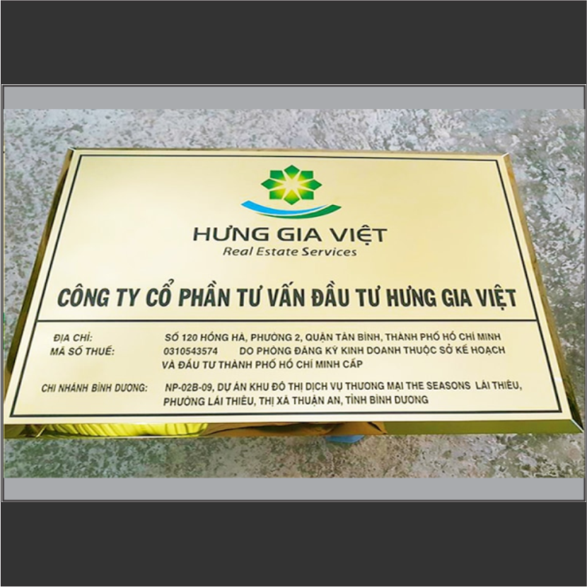 Bảng tên công ty inox vàng xước in UV 20x30cm